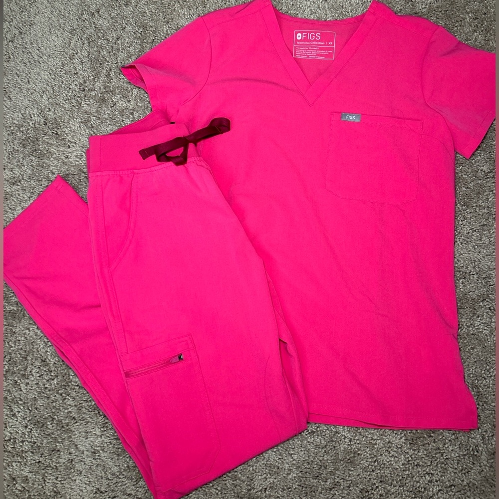 FIGS Women’s XS Scrub Set in SHOCKING PINK